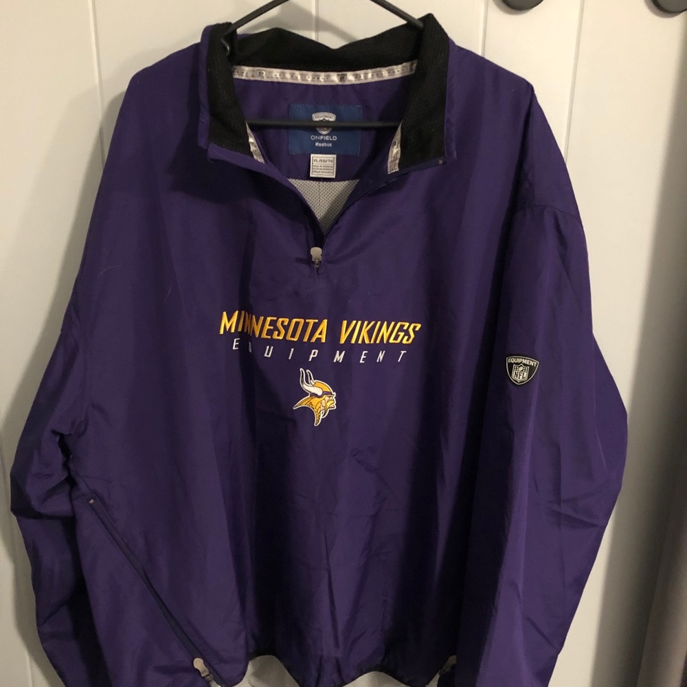 Minnesota Vikings pull over wind breaker.